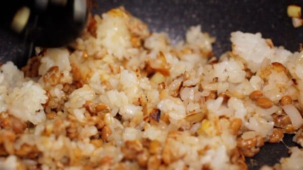 Combine the natto with the rice.