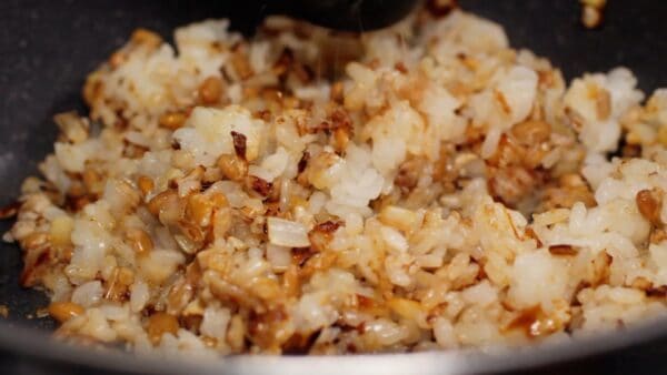 Adding sake makes the fried rice moist, easier to eat, and delicious.