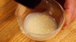 Dissolve the granulated chicken stock powder in the sake. If you can't use alcohol, it's okay to dissolve it in water.