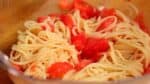 When making cold pasta, people usually rinse it in ice water. However, rinsing can make the dish soggy, so we came up with using frozen tomatoes instead. Now, we can make it quickly, and it's our favorite recipe.