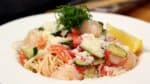Finally, garnish with the lemon wedge. In hot weather, squeeze plenty of lemon over it to bring out the flavor and make it even more refreshing! Our delicious cold pasta is now ready!