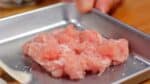 Assaisonnez le porc finement haché avec du sel et un peu de saké. Cette étape supplémentaire éliminera les odeurs indésirables et rehaussera les saveurs des fruits de mer et du porc.