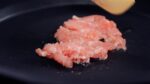 Tout d’abord, faites revenir le porc.