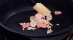 Il n'est pas nécessaire de le cuire complètement à ce stade, car il sera réchauffé plus tard. Vous pouvez également utiliser du bœuf ou du poulet à la place du porc.