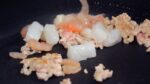 Lorsque le porc est à moitié cuit, ajoutez le mélange de fruits de mer.