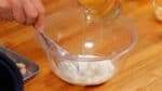 Ensuite, préparons la pâte. Ajoutez progressivement le bouillon dashi à la farine dans un bol tout en mélangeant.