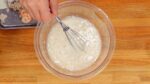 Vous n'aurez besoin que de 2 cuillères à soupe de farine. Ne vous inquiétez pas s'il reste quelques grumeaux de farine sèche.