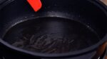 Chauffez à nouveau la plaque à sa température maximale et ajoutez 2 cuillères à café d'huile de friture. Répartissez l'huile uniformément sur toute la surface à l'aide d'une spatule.