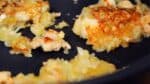 Dans les restaurants, la pâte a souvent un goût plus prononcé. Utilisez une petite spatule pour presser la pâte contre la plaque, puis dégustez le Monjayaki en le portant directement à votre bouche avec la spatule.