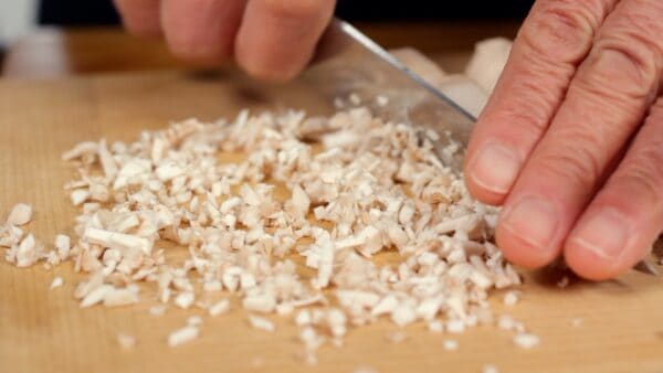 細かく刻んだ椎茸の軸は後で肉だねに混ぜ込み食感をプラスします。