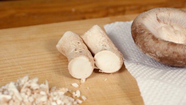 残りの2本は細く割いて炒め物やかき揚げの材料に利用しています。