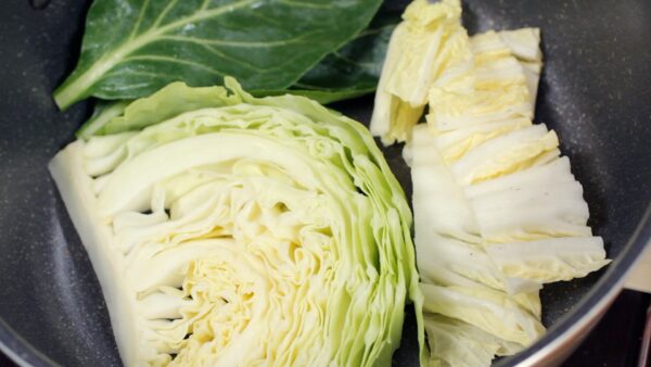 フライパンにはキャベツ、白菜など食べやすい大きさに切って並べておきます。