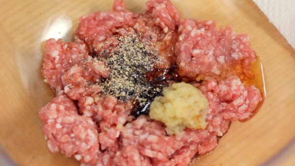 次は肉だねを作ります。