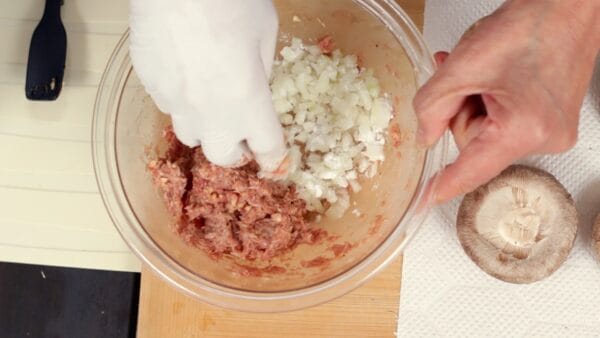 その上に片栗粉を加え、玉ねぎに片栗粉をまぶします。片栗粉は玉ねぎの水分を閉じ込め、肉が水っぽくなりにくいです。