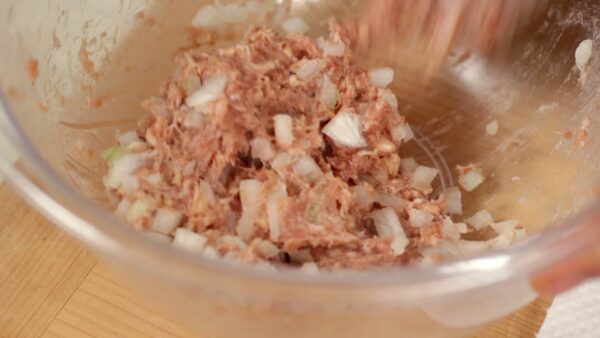 肉と玉ねぎを混ぜ合わせます。グルグル混ぜるのではなくやさしく混ぜ込んで下さい。玉ねぎが潰れたり小麦粉が剥がれて水っぽくなってしまいます。