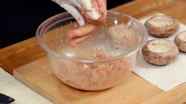 手袋に付いた肉を拭い取り、手袋を水で洗います。