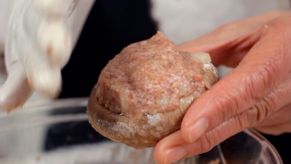 肉だねを椎茸の傘に軽く押し込むようにしてください。調理中でもしっかりと固定されます。