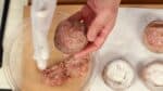 残りも同様に詰めます。鶏ひき肉でも美味しくできますよ！