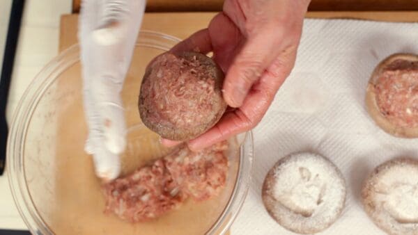 残りも同様に詰めます。鶏ひき肉でも美味しくできますよ！