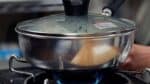 蓋の穴から勢いよく蒸気が出てきたら少し火を弱め、6分ほど蒸します。